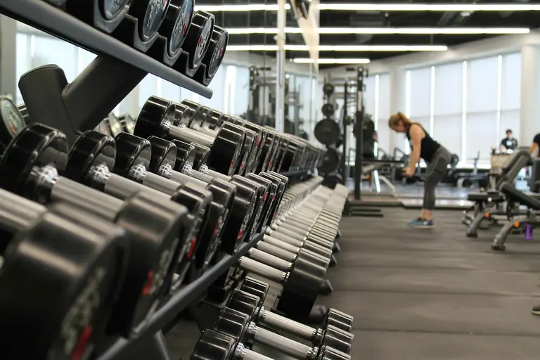 Interior de uma academia com equipamentos de musculação